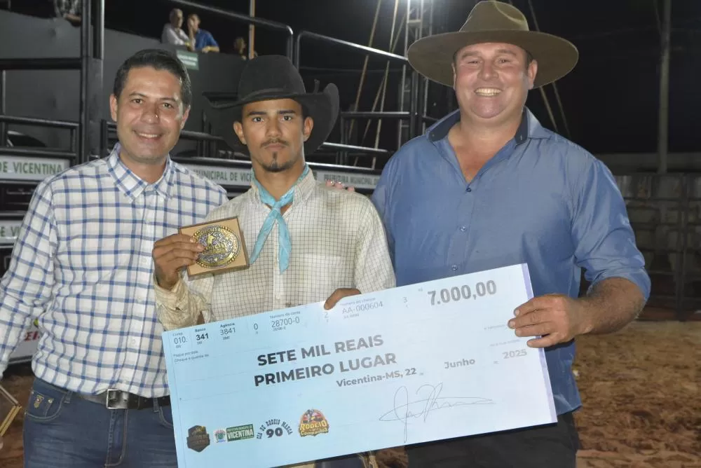 Regiaoonline Aniversário de Vicentina: Confira as imagens do último dia de festa, final do Rodeio e show musical. 