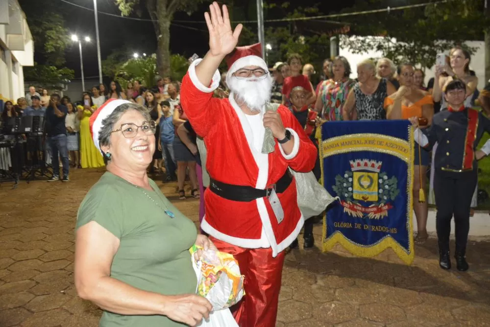 Galeria 01: Encanto e emoção marcam a chegada do Papai Noel em Glória de Dourados. Veja as fotos.