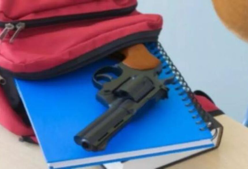 Revólver estava na mochila de menino de 6 anos - Ilustrativa