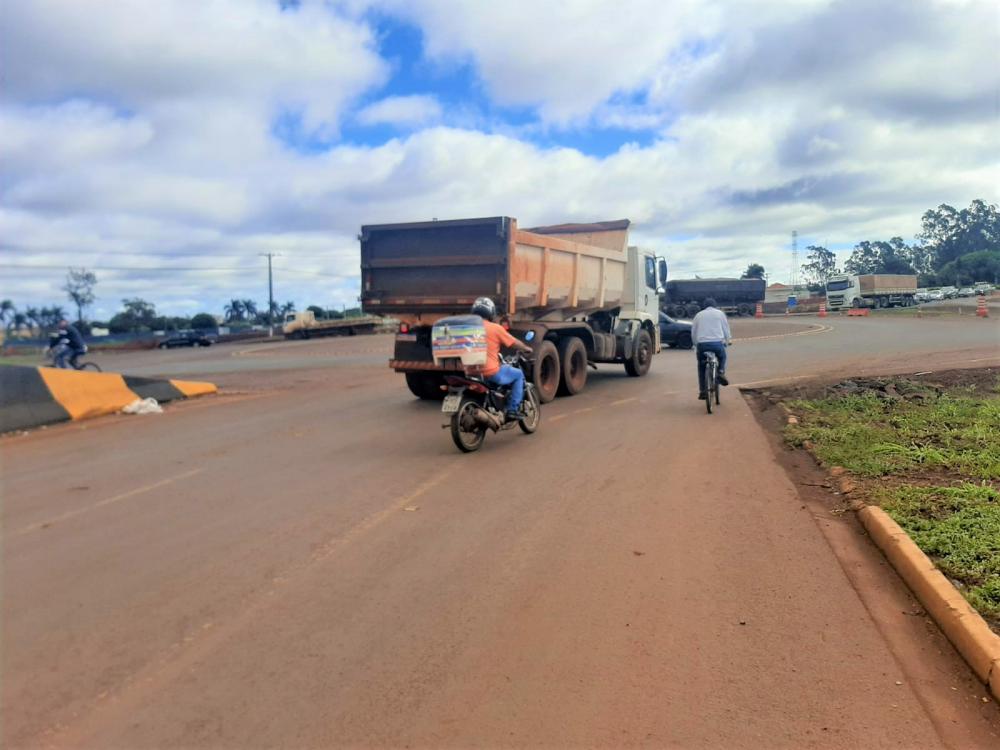 Veículos de grande porte dividem o trânsito com ciclistas e pedestres 