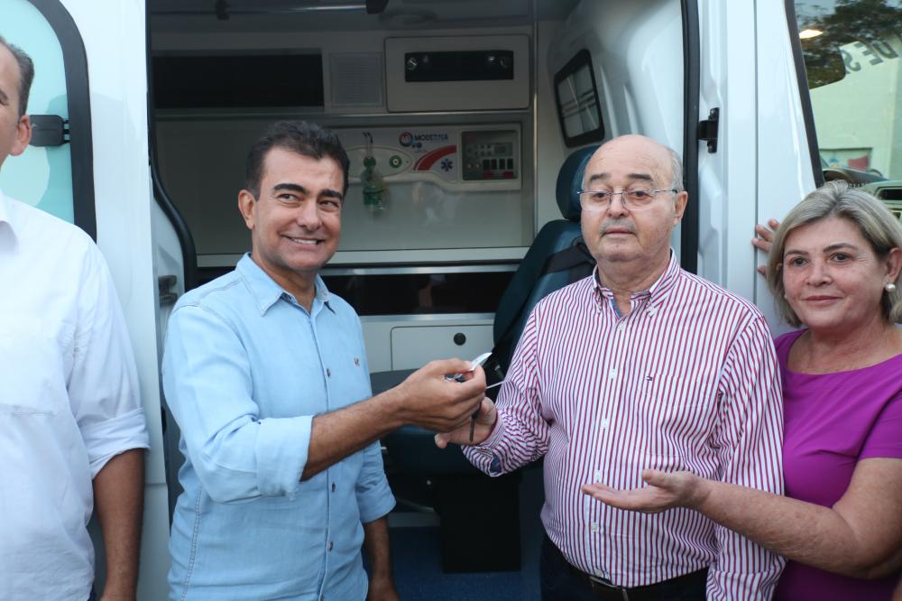 Marçal Filho, prefeito Gilberto Garcia durante a entrega da ambulância em Nova Andradina 