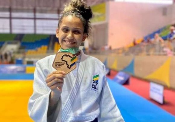 Aléxia Nascimento com a medalha de ouro conquistada em Porto Velho (Foto: Divulgação)