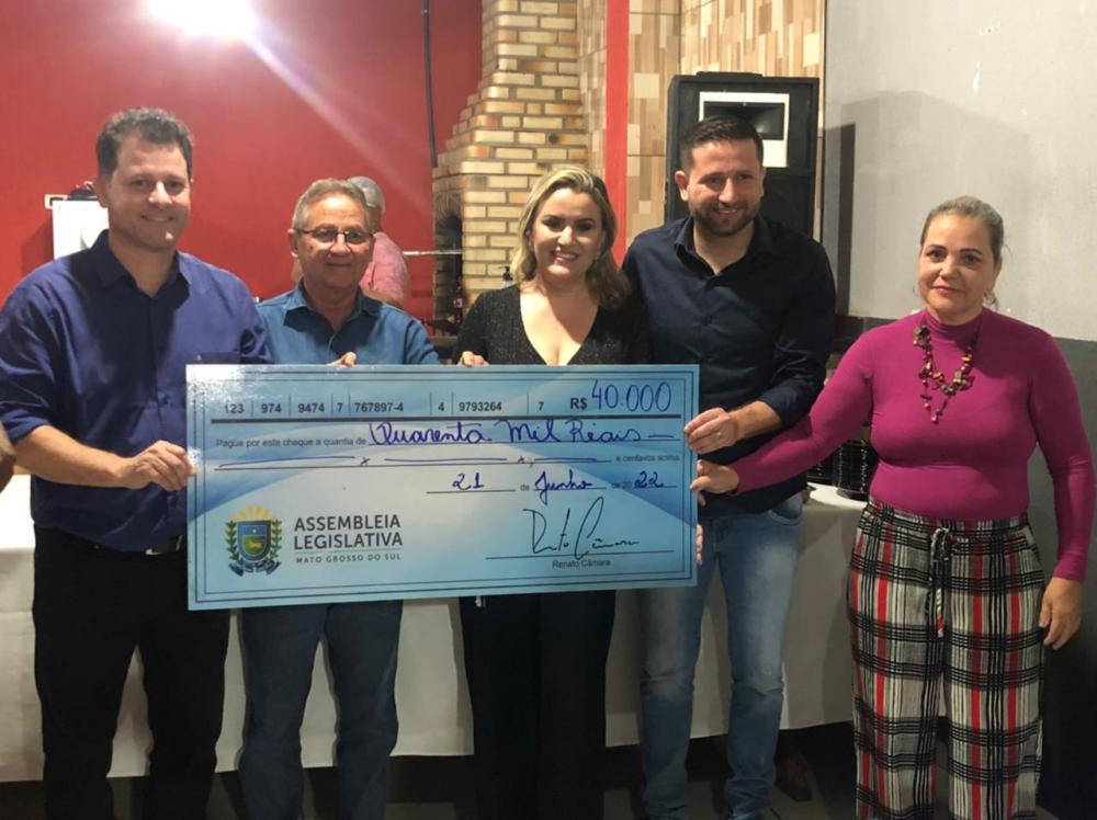 Junto ao vereador Saylon, deputado estadual Renato Câmara entregou a emenda de R$ 40 mil destinada ao Fundo Saúde do município / Foto: Assessoria