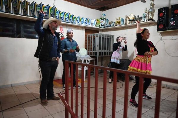 Foto do prefeito participando da festa junina antes do ocorrido
