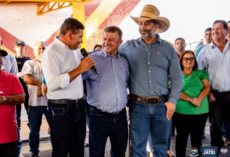 Prefeito Eraldo, entre os prefeitos Guga, de Novo Horizonte do Sul, e Juliano Ferro, de Ivinhema