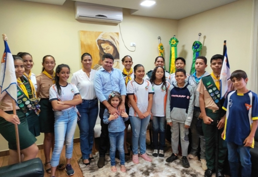 Primeira dama Adriana Teodoro e o Prefeito Guga recepcionaram o Clube de Desbravadores de Novo Horizonte do Sul - Foto: Divulgação