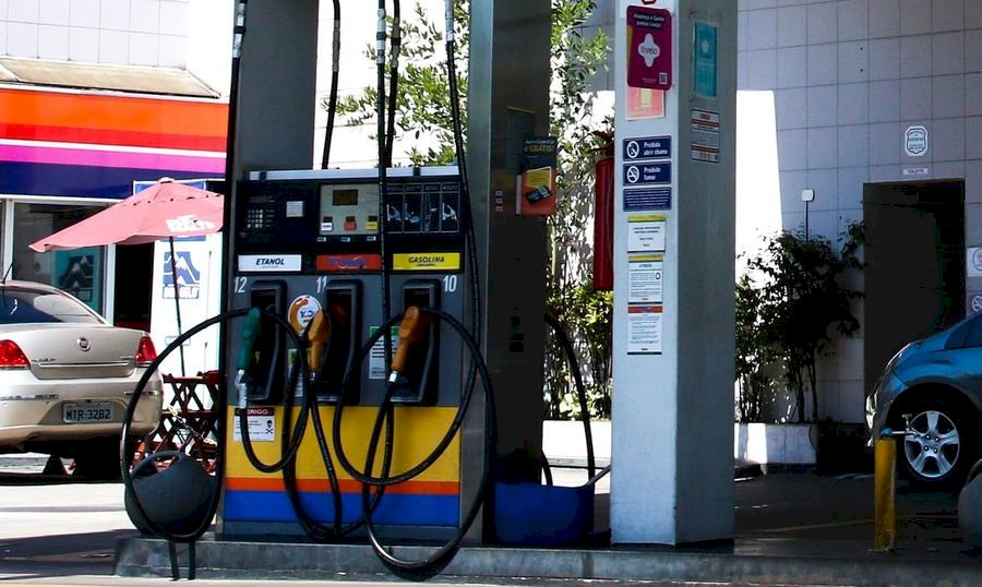 Frentista abastece veículo em posto de gasolina na Capital. (Foto: Marcos Maluf)