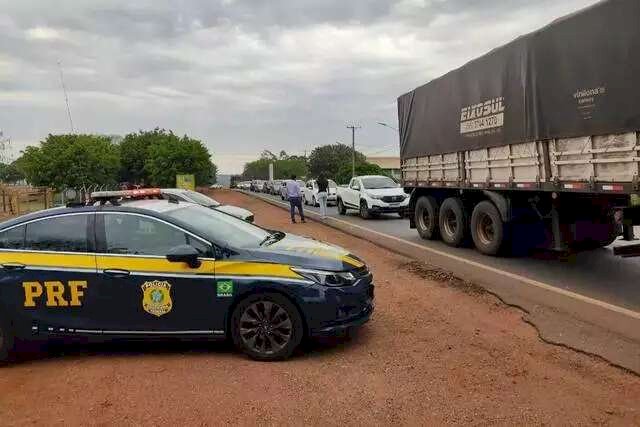 Trechos da BR-163 estão com engarrafamento devido as manifestaçõs. (Foto: Divulgação/PRF MS)
