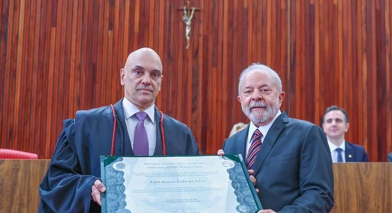 O presidente do TSE, Alexandre de Moraes, e o presidente eleito, Lula, durante diplomação RICARDO STUCKERT/DIVULGAÇÃO