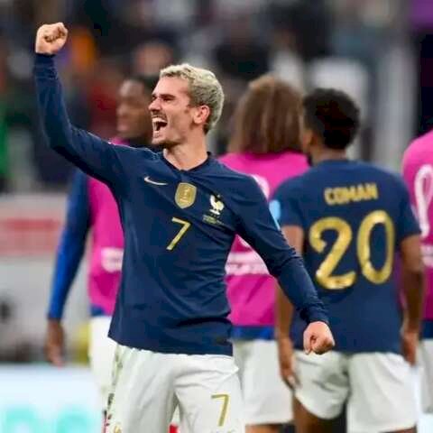 Griezmann, ao centro, comemora classificação francesa (Foto: Fifa)