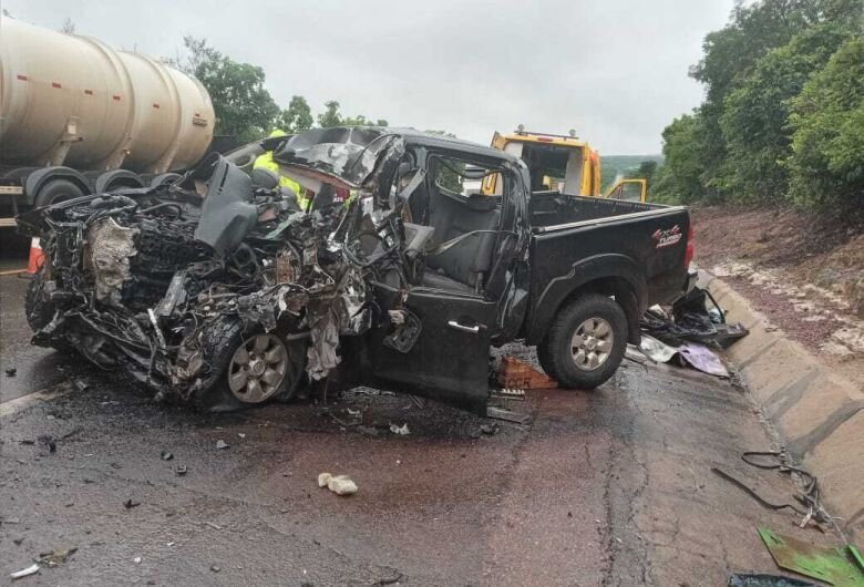 Um dos ocupantes ficou preso nas ferragens da caminhonete - Crédito: Sidney Assis/Campo Grande News
