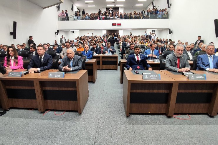  Foto: Luciana Nassar/ Com plenário lotado, os deputados estaduais eleitos e reeleitos tomaram posse em sessão realizada nesta quarta-feira
