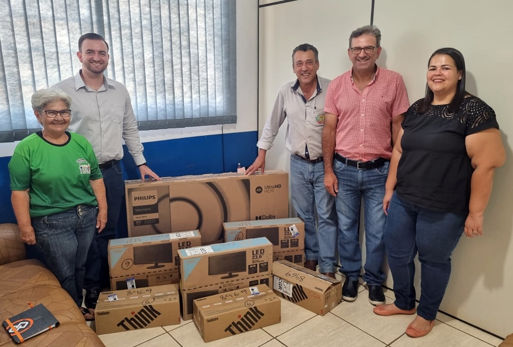  Presidente do Conselho do Idoso Francisca Sarro, Caio, Prefeito Aristeu, Tonhão e secretária de assistência Ana Paula