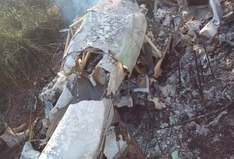 Helicóptero ficou completamente destruído e dois corpos foram encontrados no local - Crédito: Ligado na Redação