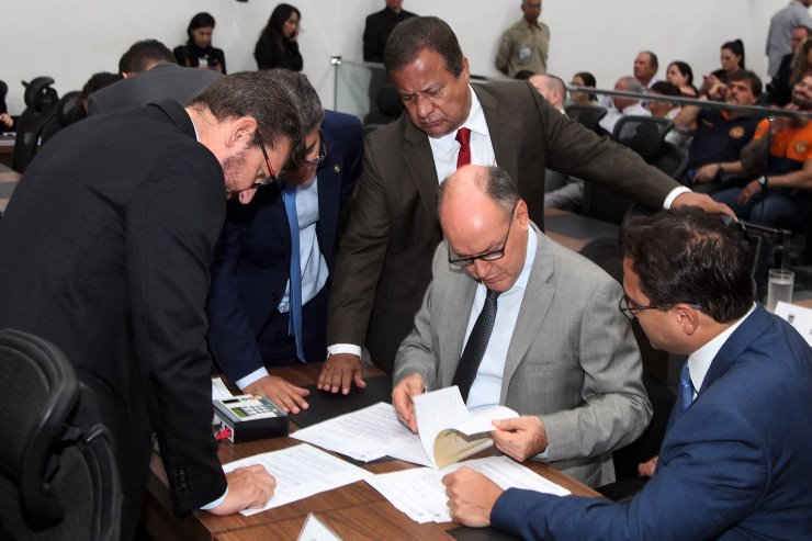 Junior Mochi (terno claro) divulgou o projeto durante a sessão desta terça-feira/ Foto: Wagner Guimarães