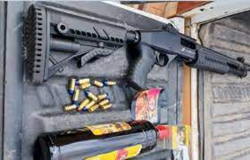 Uma das armas usadas pelos assassinos foi apreendida.(Foto: Divulgação)