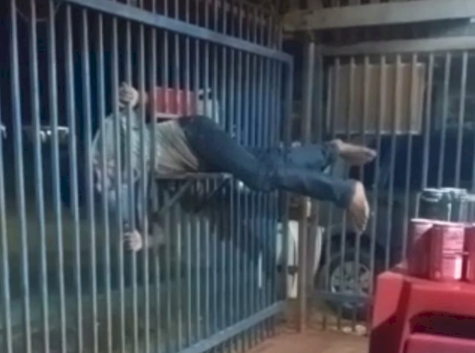 Ladrão saindo pela janela do comércio onde adentrou para furtá-lo. Fotos: Reprodução