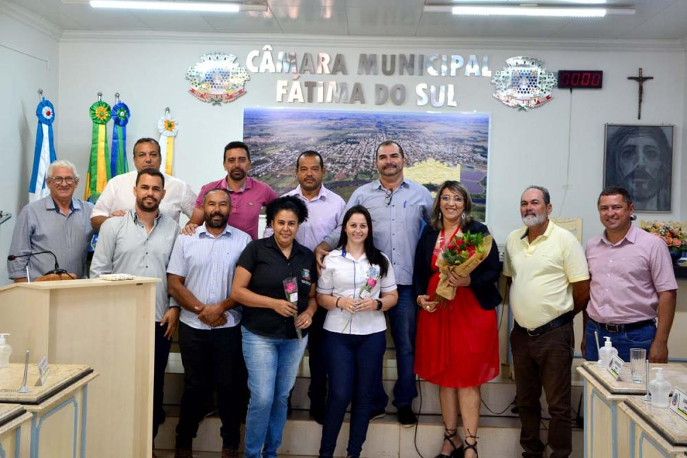 Vereadores entregaram ramalhete de rosas a vereadora Silvana Vasconcelos (MDB) e botões de rosas as servidoras municipais da Câmara Imagem: Ribero Junior/MS24h