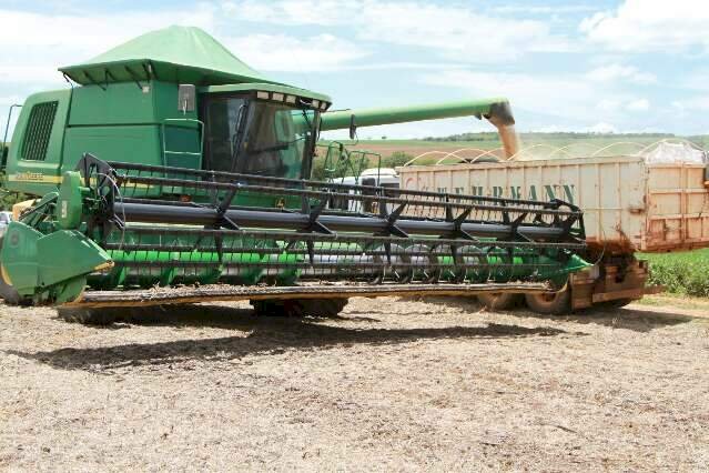 Colheitadeira descarrega soja em caminhão; produtores estão aproveitando a trégua da chuva para acelerar colheita em MS. (Foto: Divulgação/Aprosoja-MS)