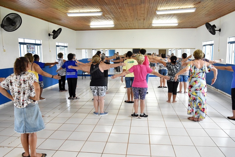 aula inaugural de ballet adaptado para terceira idade em Glória de Dourados Foto: Adauto Dias / diasms