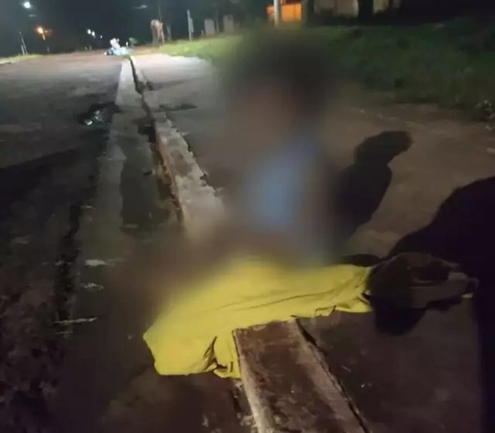 Bebê foi encontrado em avenida apenas de camiseta e fralda. (Foto: Redes sociais)