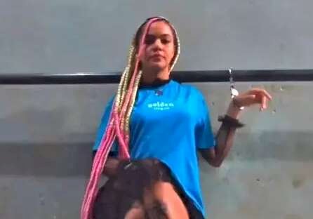 Cantora algemada na delegacia (Foto: divulgação / redes sociais)