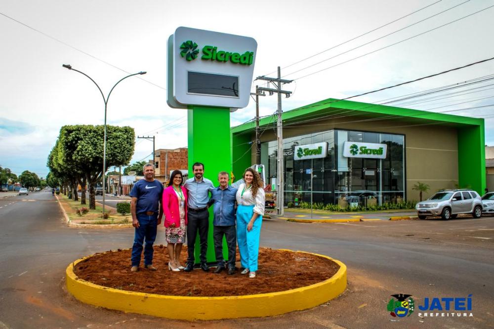 Banco Sicredi instala um novo relógio digital no centro da cidade. - Assessoria de Comunicação