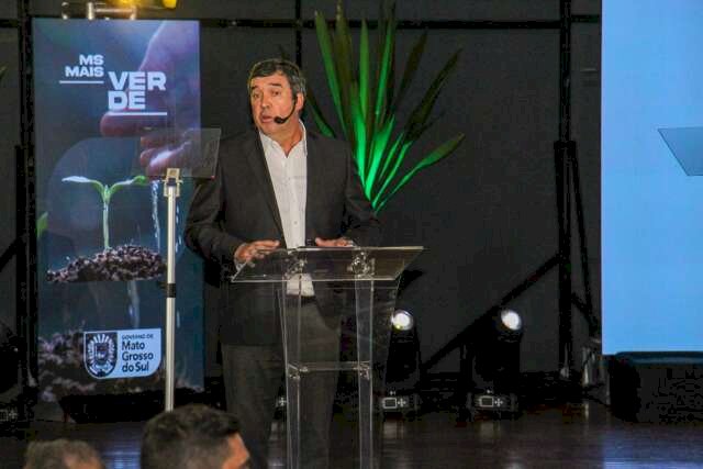 Governador Eduardo Riedel (PSDB) em seu discurso sobre metas para MS (Foto: Juliano Almeida)