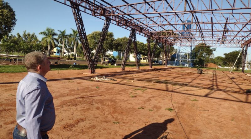 Prefeito Eraldo vistoriando as obras de construção do pavilhão multiuso no Parque da Fogueira de Jateí