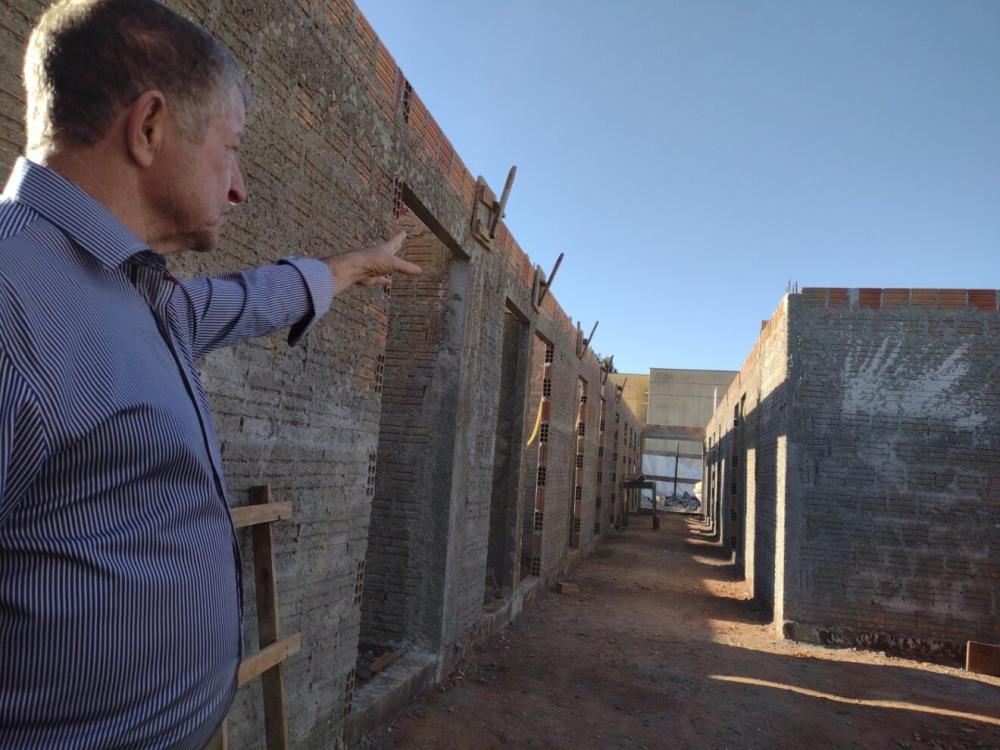 Prefeito Eraldo vistoriando as obras de construção do novo centro médico de Jateí