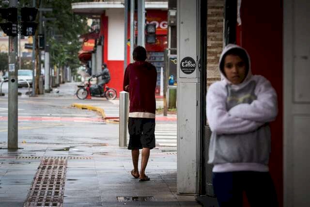 Frio chegou com chuva em diversos municípios de MS. (Foto: Henrique Kawaminami)