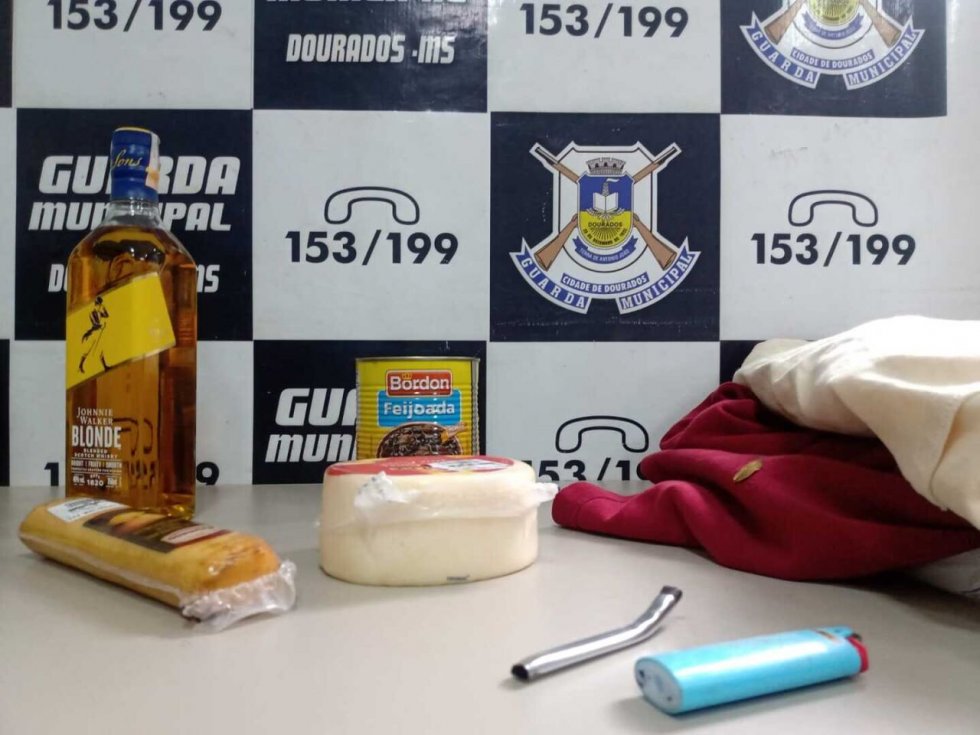 Além dos produtos, ele carregava com objeto usado para consumir 'crack' - Crédito: Wender Carbonari/Dourados News