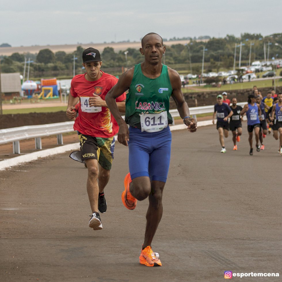 Corredores nos preparativos de saida na 2ª Corrida do Fogo em Fátima do Sul