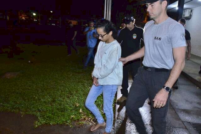 Bruna Nathalia é levada para prestar depoimento em delegacia. (Foto: Eliel Oliveira)
