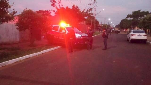Policiais militares em frente ao local da troca de tiros. (Foto: Direto das Ruas)