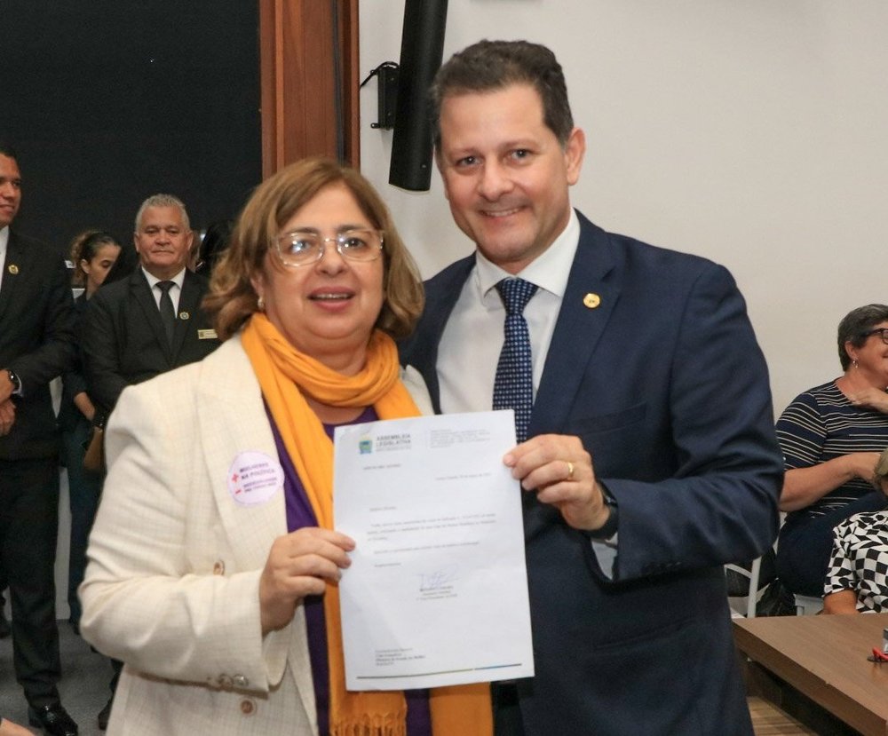Renato Câmara ao entregar reivindicação à ministra da Mulher Cida Gonçalves, reivindicando a implantação da Casa da Mulher Brasileira em Dourados. Foto: Assessoria/Arquivo