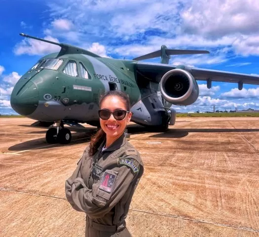 Jeciane ao lado do Embraer C-390 Millennium. (Foto: Arquivo pessoal)