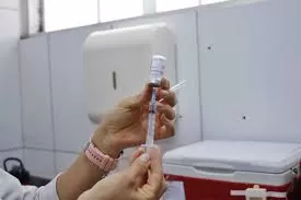 Enfermeira preparando dose da vacina da gripe para ser aplicada (Foto: Paulo Francis)