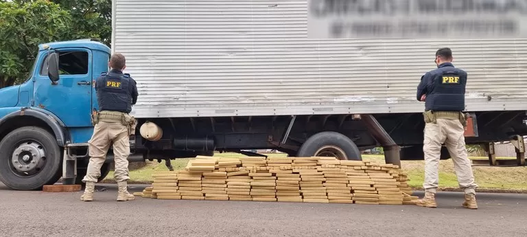 PRF apreende 481 kg de maconha e 131 g de cloridrato de cocaína em Ivinhema (MS)