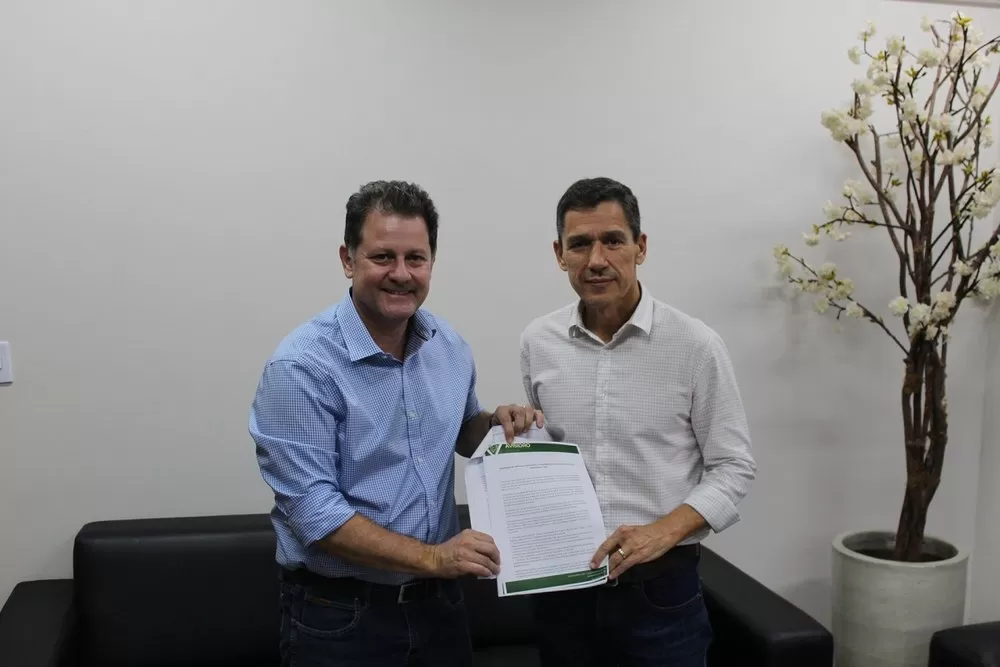 Deputado Renato Câmara entrega Ofício da Avisidro ao secretário estadual de Infraestrutura, Guilherme Alcântara. ©João Henning Sodré