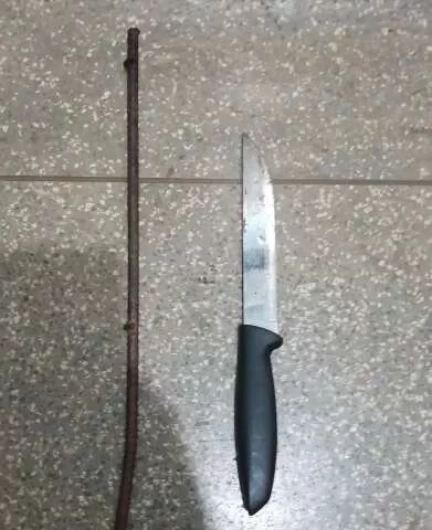 Faca e barra de ferro foram apreendidas (Foto: Divulgação/PMMS)