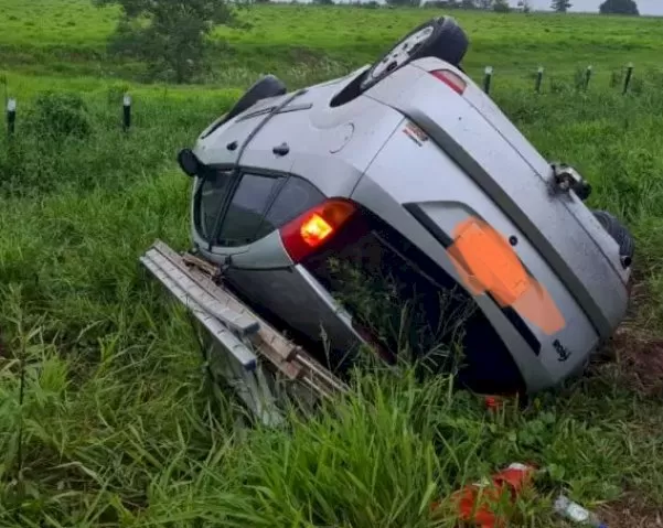 Capotagem aconteceu na BR-376 (Foto: reprodução, Davi Goes)