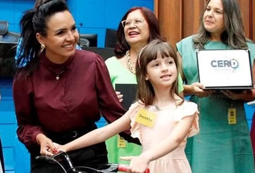  Foto: Wagner Guimarães - Certo e errado: Alice de Camargo Dionisio, é de Fátima do Sul e defende os animais em seu desenho