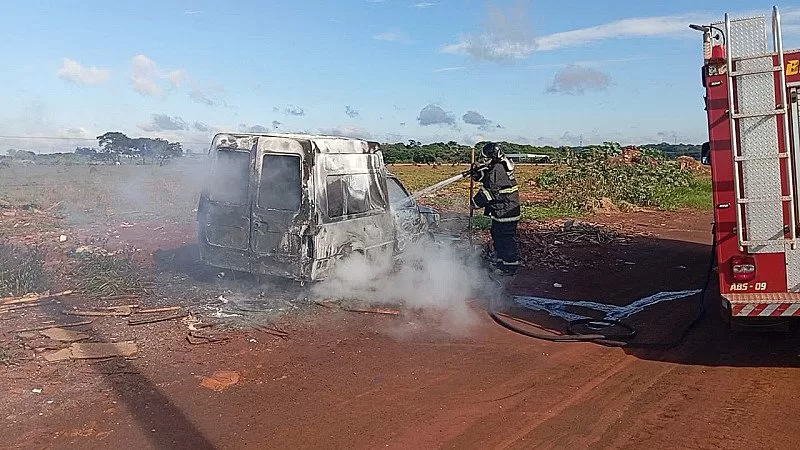 Bombeiros apagando as chamas em um dos veículos; Foto: Leandro Holsbach/Alerta Dourados