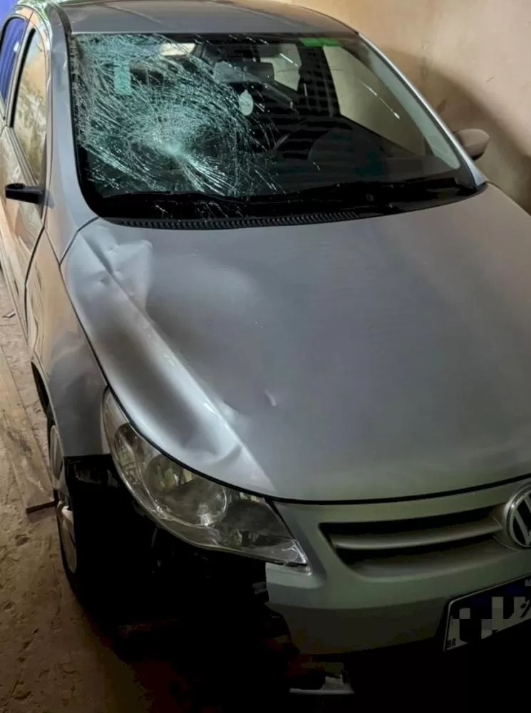 Polícia Civil publicou fotos do veículo coberto por lona e com o para-brisa quebrado. (Foto: Reprodução/Instagram)