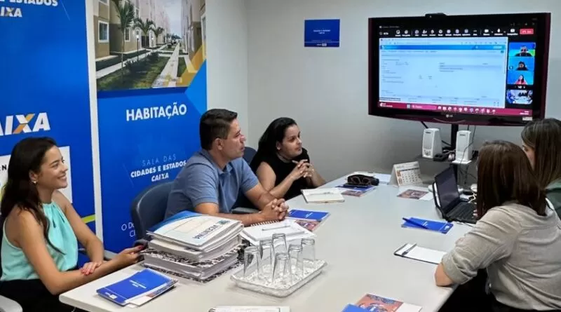 Prefeito Cléber e equipe em reunião na agência da CEF de Fátima do Sul
