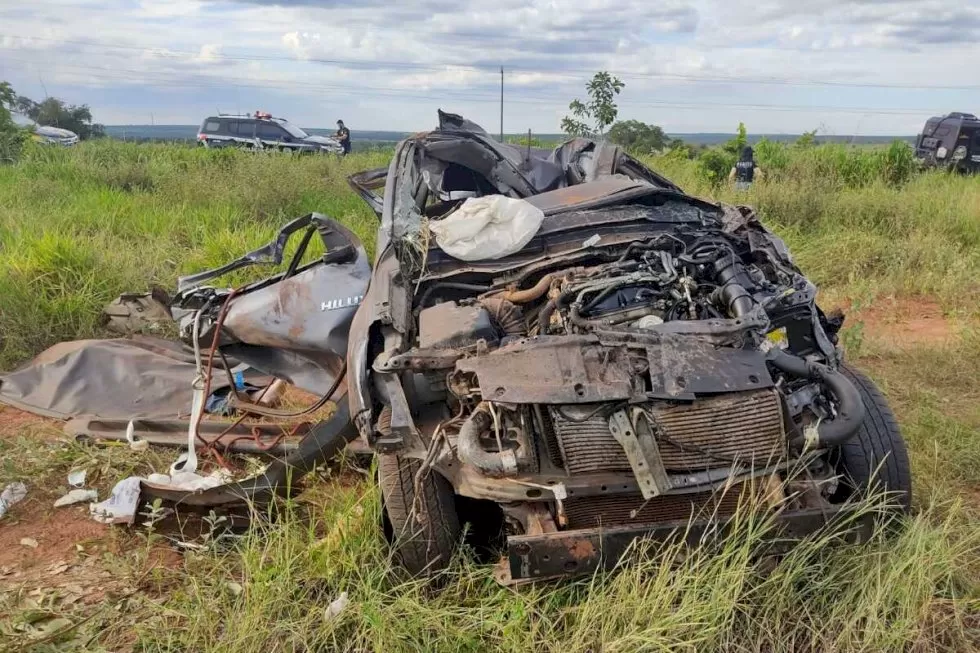 Carro foi destruído e a parte de cima e de trás foram esmagadas, com diversos amassos e avarias - DIVULGAÇÃO/PRF