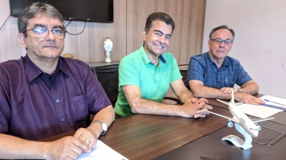 Marçal Filho reunido com Luiz Roberto Martins de Araújo, o Beto, e Juscelino Cabral, para discutir os próximos passos até a liberação total da pista do Aeroporto de Dourados – Foto: Marcos Santos