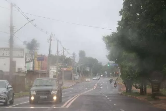 Amanhecer com garoa na região da Avenida Três Barras em Campo Grande (Foto: Henrique Kawaminami)