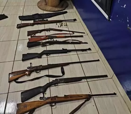 Armas encontradas com suspeito de agressões, em Sidrolândia. (Foto: Divulgação)